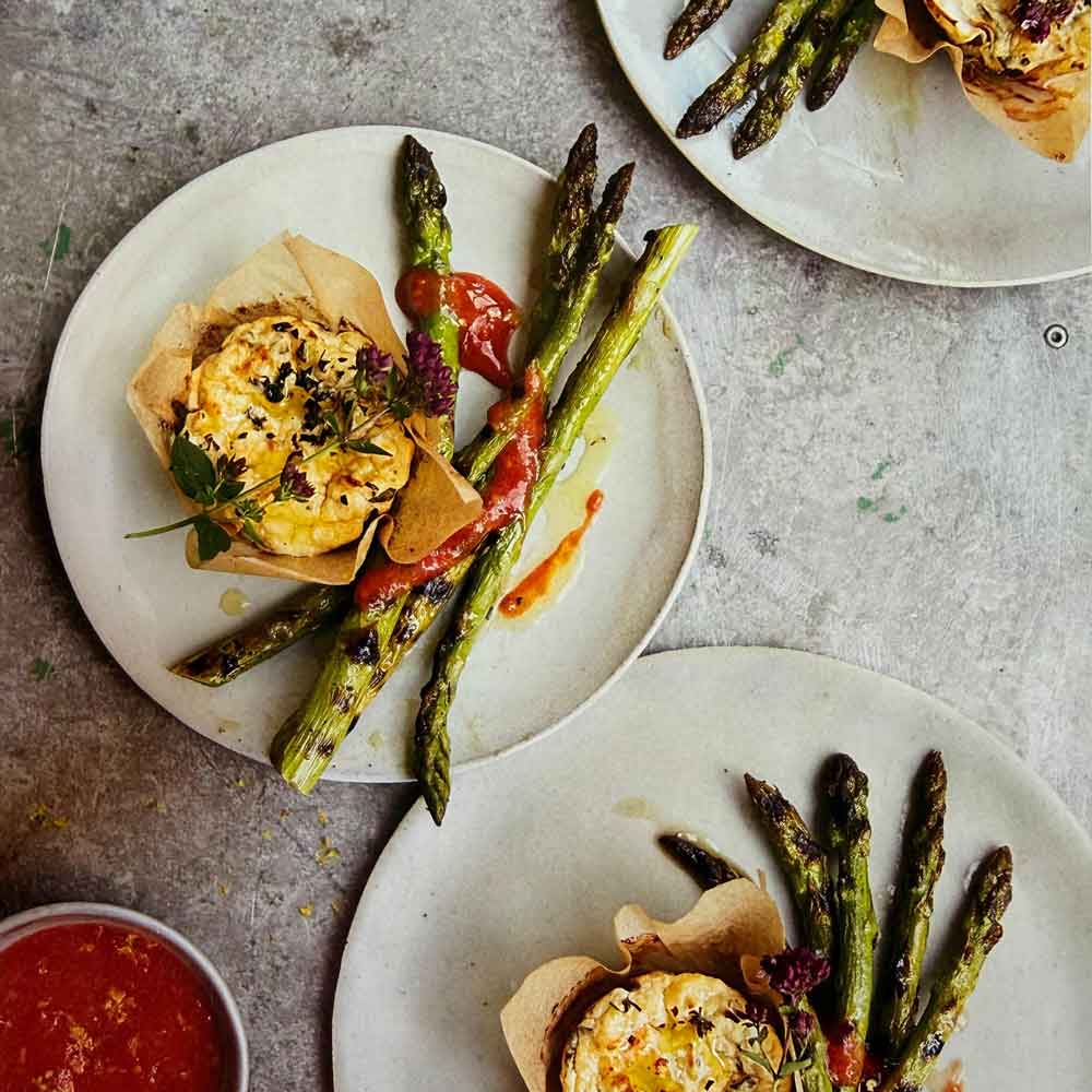 Ricotta-cakes-asparagus-and-pepper-sauce Asparagus with quiche and tomato sauce